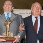 Los veteranos actores Tony Leblanc y Alfredo Landa al recibir los premios