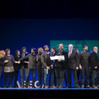 El equipo de 'El hombre de las mil caras', tras recibir el premio Asecan a la mejor película, el sábado en Sevilla.