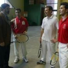 El rector, Ángel Penas, charla con tres jugadores antes de comenzar uno de los partidos