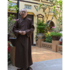 El monje budista vietnamita Thich Khong Tanh delante de la pagoda de Lien Tri. ERIC SAN JUAN
