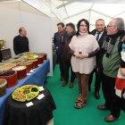 El grupo de autoridades recorrió los stands tras la inauguración de la feria de Las Candelas. L. DE LA MATA