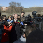 León de la Riva, ayer, rodeado de periodistas durante una visita a unas obras.