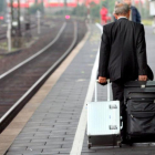 Un hombre arrastra sus maletas por el andén de una estación de tren. MARTIN GERTEN