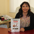 Mar Aller, junto al libro sobre el TDHA cuyos beneficios irán a parar al sostenimiento de las asociaciones.