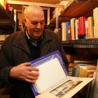 Fernández Salvador, entre sus muchos documentos.