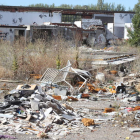 Basura, enseres y cascotes se acumulan en el solar de 13.000 metros cuadrados. RAMIRO