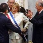 Bachelet se cruza la banda tricolor en el acto de toma de posesión
