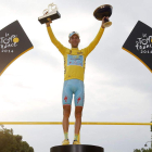 Vincenzo Nibali celebra en el podio su victoria en el Tour de Francia.