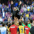 Simeone, uno de los artífices del título del Atlético, es manteado por sus jugadores tras el partido.