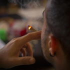 Un fumador consume cannabis en el interior de un club de Barcelona.