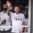 Messi, recién aterrizado en Francia, viste una camiseta con la inscripción «Ici c’est Paris». PETIT TESSON