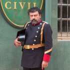 El actor Paco Tous, como guardia civil, en la serie de TVE-1 'Víctor Ros'.