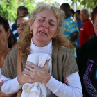 Inés González (c), madre de uno de los fallecidos en el desastre aéreo de este viernes en Cuba, fue registrada al llorar, tras salir del instituto de Medicina Legal donde se realiza la identificación de las víctimas.
