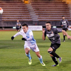 Mario Villar, a la derecha, trata de hacerse con el control del balón ante el jugador del Compostela Óscar.