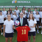 El presidente de Iberdrola, Ignacio Galán, recibe a la selección española femenina de fútbol. DL
