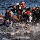 Un grupo de refugiados llega a la isla griega de Lesbos este lunes 2 de noviembre.