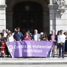 Los miembros del Ayuntamiento de A Coruña durante el minuto de silencio convocado para para condenar el asesinato de una mujer a manos de su yerno.
