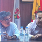 Fernández junto al alcalde de Castrocalbón, Luis Antonio Cenador.