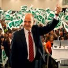 El presidente andaluz y del PSOE Manuel Chaves celebra su triunfo electoral