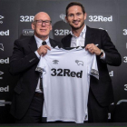 Frank Lampard posa con la camiseta del Derby County en su presentación.