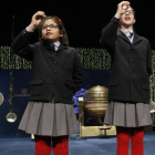 Las niñas de San Ildefonso Lorena Stefan y Nicol Valenzuela muestran las bolas del número 79140, el Gordo de Navidad.