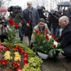 López y Pastor colocan unas flores en el monolito que recuerda a Buesa y Díez.