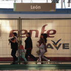 El primer viaje de alta velocidad desde Madrid a León llegó a la estación con el presidente del Gobierno, la ministra y el presidente de la Junta a bordo.