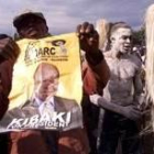 Un keniata con un poster de Kibaki, líder de la oposición