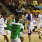 El central serbio Dalibor Cutura intenta romper la pegajosa defensa del Quabit Guadalajara