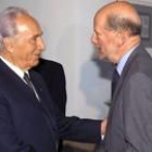 Simón Peres, a la izquierda, junto al primer ministro de Bulgaria Simeón Saxe-Koburg-Gotha, en Sofía