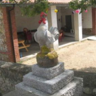 El nuevo gallo luce ya en la fuente de La Cándana.