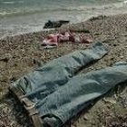 Restos de la ropa que abandonaron los 41 inmigrantes marroquíes que llegaron el sábado a Almería
