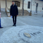 Los concejales del PP Aurora Baza y Eduardo Tocino, est viernes en la estación de Feve. RAMIRO