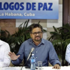 Iván Márquez (centro), líder de los delegados de las FARC, lee un comunicado en La Habana (Cuba), el 8 de febrero. /
