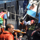 Un herido es rescatado de uno de los vagones destrozados del convoy accidentado.