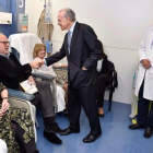 El presidente de la Fundación Bancaria La Caixa, Isidro Fainé, saluda a pacientes en el Hospital Clínico de Barcelona.