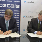 Santiago Aparicio, presidente de Cecale, y José Manuel Bilbao, director territorial de CaixaBank en Castilla y León y Asturias.