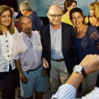 Fátima Báñez y Cristóbal Montoro, con dos militantes.