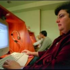Una mujer acude a un ciberespacio para navegar por Internet