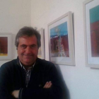 El periodista y pintor Manuel Carlos Cachafeiro posa con algunos de los cuadros que expone en Vic-Fezensac. DL
