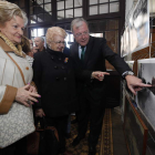 El alcalde muestra a dos visitantes de la exposición el barrio donde creció. RAMIRO