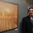 El artista ponferradino Miranda H, junto a uno de sus cuadros en el Museo del Bierzo