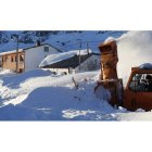 Una máquina quitanieves abre el acceso a Casares de Arbas el pasado febrero, en pleno temporal de nieve.