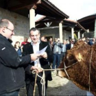 El diputado provincial Nicanor Sen entrega un premio al ganadero José Miguel Alonso.