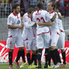Los futbolistas del Sevilla celebran el segundo gol ante el Granada