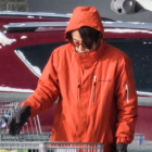 Una mujer haciendo la compra en Illinois, EE. UU. Gran parte del país está sintiendo los efectos del invierno a medida que se aproxima un frente frío ártico que lleva temperaturas bajo cero, heladas y nieve. TANNEN MAURY