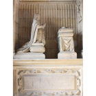 Imagen del claustro durante un concierto y al fondo (primera puerta) la capilla del conde de Rebolledo; a la derecha su sepulcro.