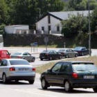 El stop situado a la derecha de la foto contribuye a acrecentar el atasco para los que van en direcc