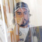 Fernando Alonso, en el box de McLaren en el circuito de Silverstone.
