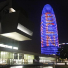 La Torre Glòries, iluminada en favor de la Agencia Europea del Medicamento, el pasado 18 de julio.